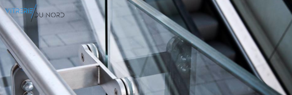 Placement de vitrages sur une structure de garde-corps en inox